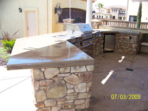 Outdoor Kitchen with Stainless Steel Appliances